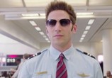 Сцена из фильма Суперстюард / Larry Gaye: Renegade Male Flight Attendant (2015) Ларри Гэй: Стюард-отступник сцена 8