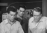 Сцена из фильма Атомная подводная лодка / The Atomic Submarine (1960) Атомная подводная лодка сцена 5
