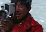Сцена из фильма Человек, который спустился на лыжах с Эвереста / The Man Who Skied Down Everest (1975) 