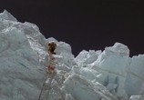 Сцена из фильма Человек, который спустился на лыжах с Эвереста / The Man Who Skied Down Everest (1975) 