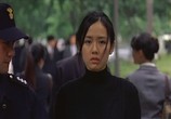 Сцена из фильма Не хочу забывать / Nae meorisokui jiwoogae (2004) 