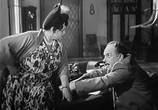 Сцена из фильма Кто смеётся последним (1954) 