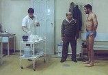 Сцена из фильма За решёткой / Me'Ahorei Hasoragim (1984) За решёткой сцена 5