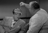 Сцена из фильма Эббот и Костелло встречают человека-невидимку / Abbott and Costello Meet the Invisible Man (1951) Эббот и Костелло встречают человека-невидимку сцена 6