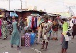 ТВ Что почём на рынке в Котону / Marches sur terre (2016) - cцена 5