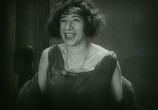 Сцена из фильма Девушка с коробкой (1927) 