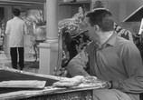 Сцена из фильма Нищий и красавица / Une manche et la belle (1957) 