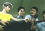 Сцена из фильма Зло во благо / Zhi fa xian feng (1986) Над законом сцена 2